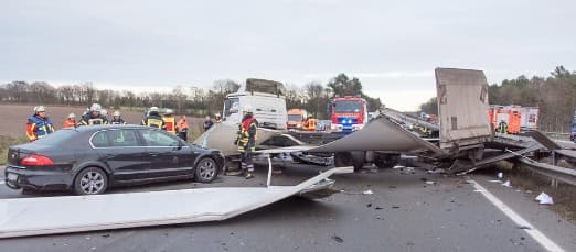 Horror-Crash auf der A1 Auto kracht in Laster – drei Schwerverletzte!