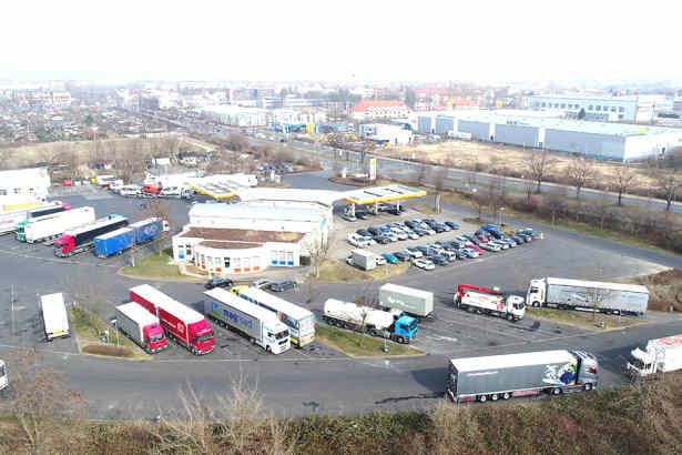 Autohof-Diebe klauen Brummi-Scheinwerfer