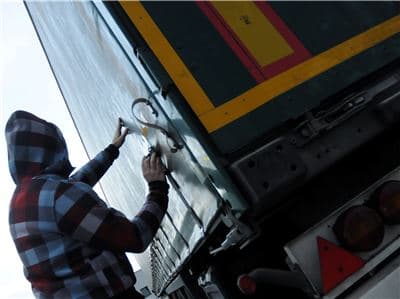Planenschlitzer betäuben Lkw-Fahrer