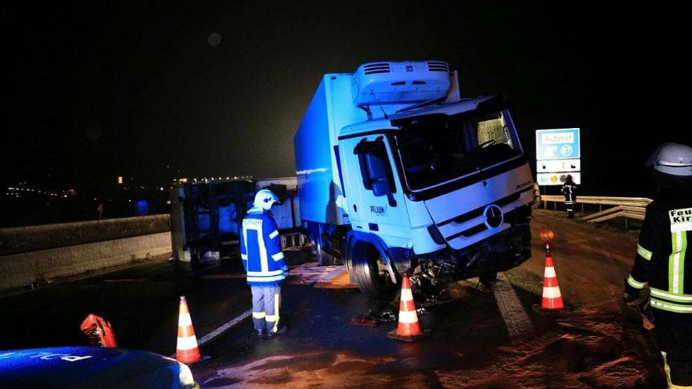 Lebensmittel-Brummi kippt auf A7 um