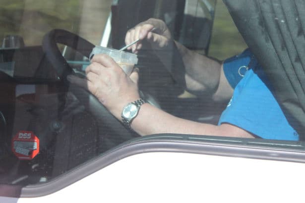 Geht's noch?! Brummi-Fahrer macht sich Müsli während der Fahrt