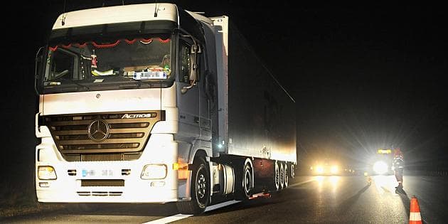 Verfolgungsjagd: Lkw fährt in Schlangenlinien über dreispurige A44