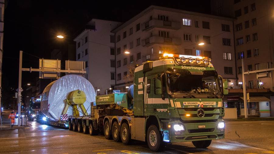 Schwertransport mit zwei Turbinen rollte durch die Klus