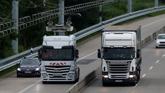E-Highway auf A1: Erster Lastwagen rollt