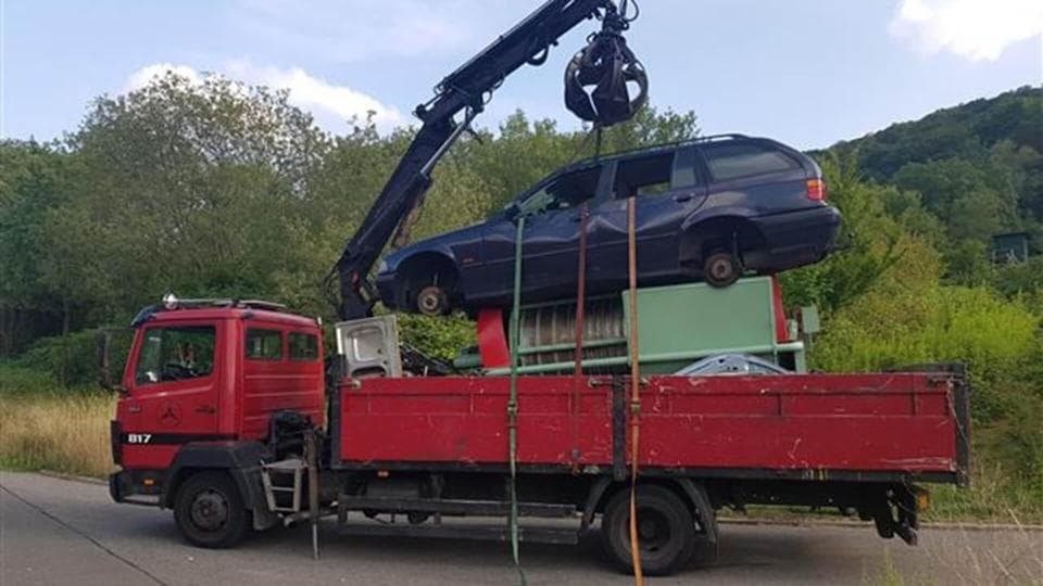 Polizei stoppt mit Weinpresse und Schrottauto überladenen Lastwagen