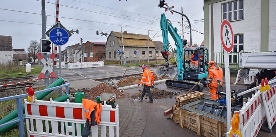 Weite Umleitung Bahnübergang in Raguhn ist bis Ende der Woche voll gesperrt