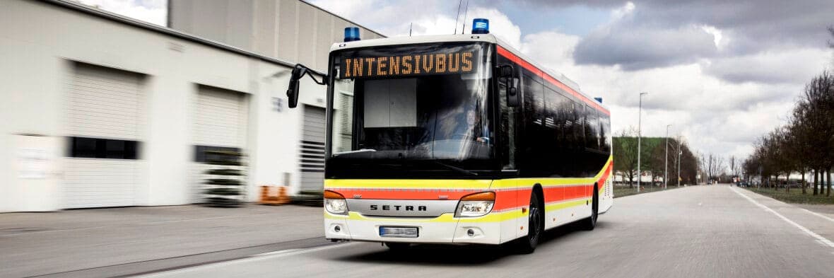 Setra Low Entry wird zum Krankenwagen mit vier Intensivbetten