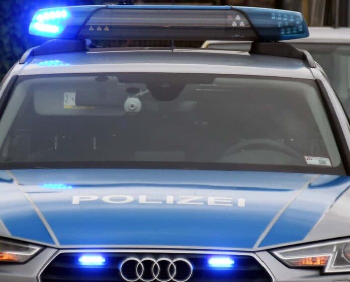 Polizei zog sturzbetrunkenen LKW-Fahrer aus dem Verkehr: Beim öffnen der Tür stürzte er fast heraus