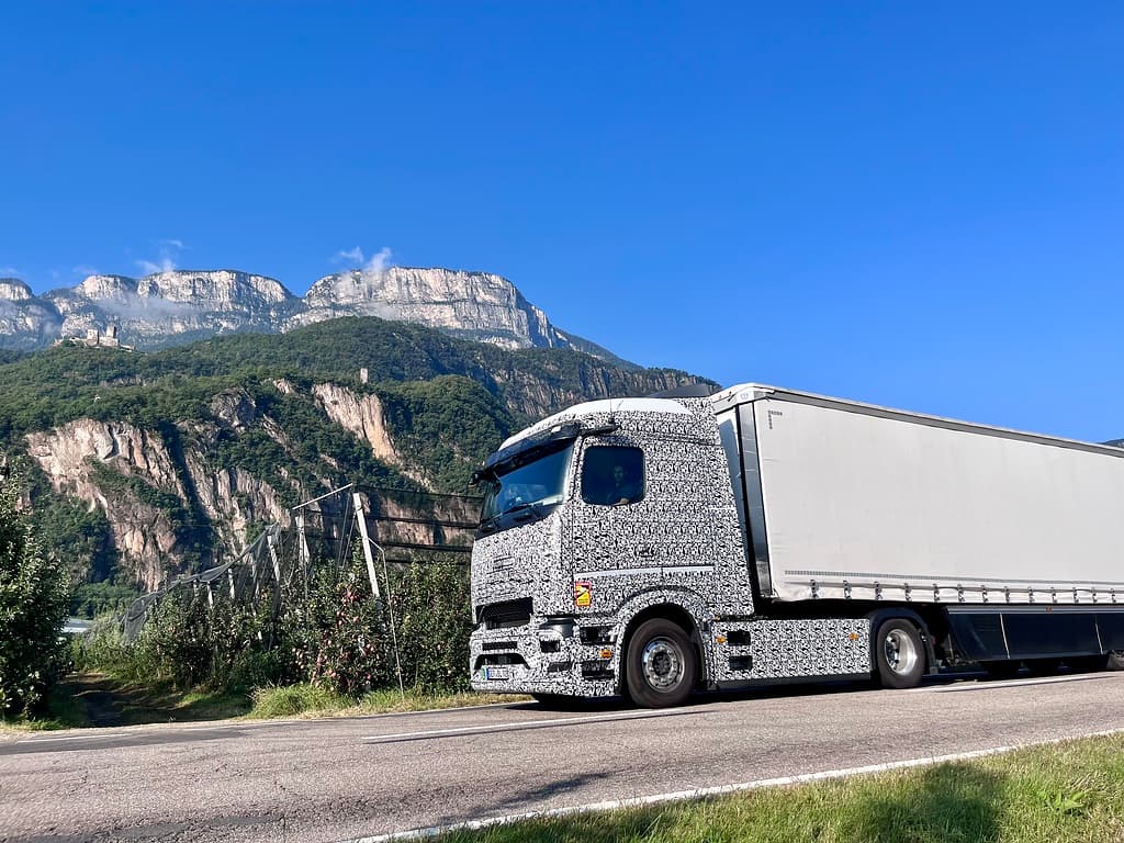 Prototyp des eActros 600 fährt mit 40 Tonnen ohne Zwischenladen 530 Kilometer von Stuttgart nach Südtirol – insgesamt über 1.000 Kilometer mit einer Zwischenladung