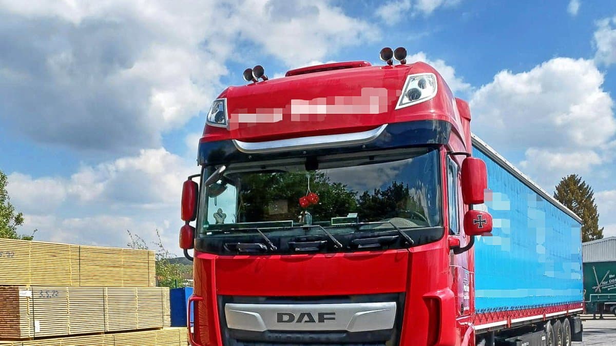 Zwei solche rote Lkw sind vom Hof einer Heiligenhauer Spedition gestohlen worden.