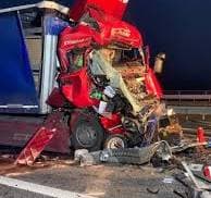Lkw-Unfall auf A38 in Richtung Halle! Bild der Verwüstung bei Roßla - Folgeunfall