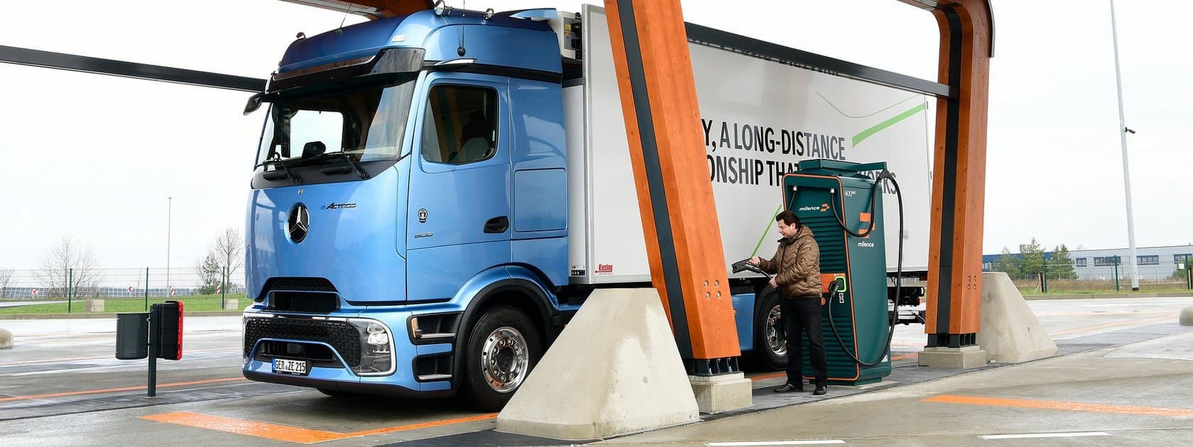 Logistik Schmitt will eActros 600 regelmäßig bei Milence am Hermsdorfer Kreuz laden