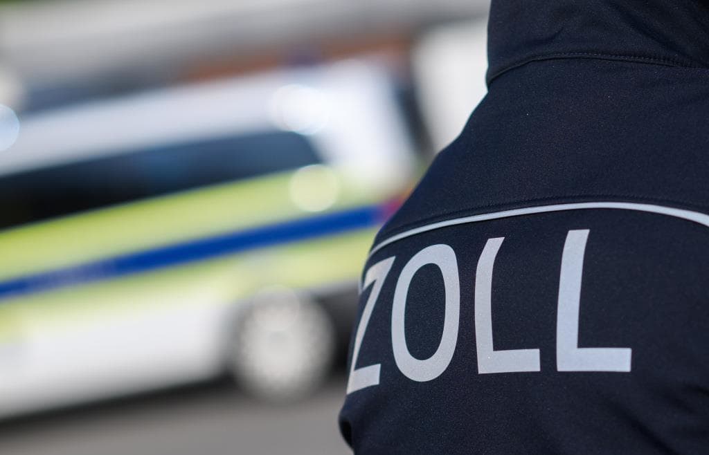 Landshuter Zoll findet 74.000 Schmuggel-Zigaretten in Lkw auf der A3 bei Iggensbach