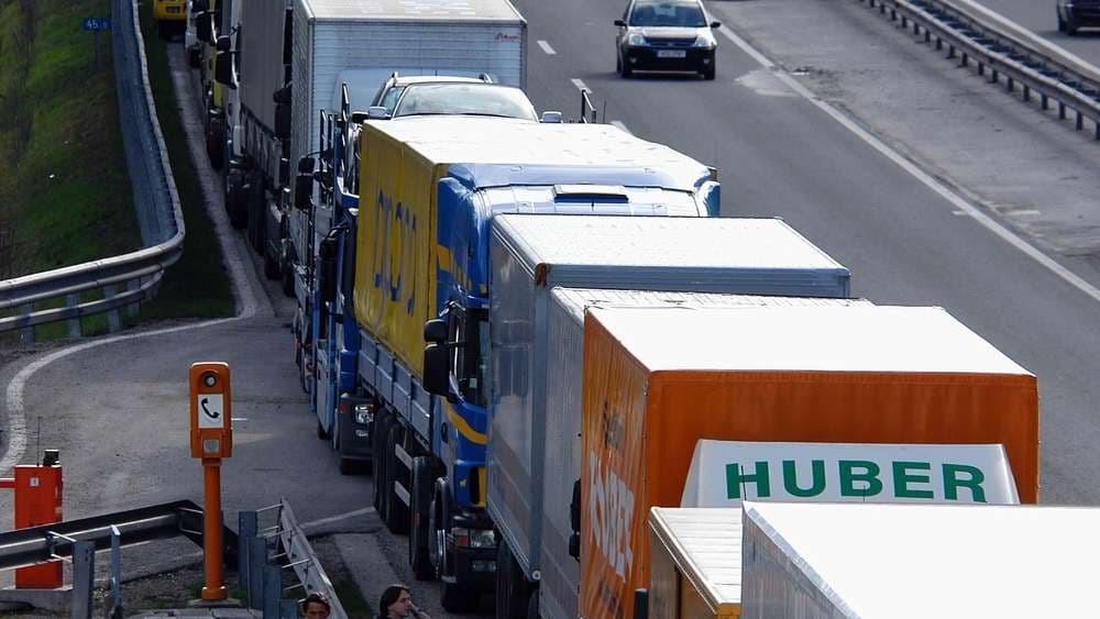 Trotz Stau-Chaos: Tirol macht die Grenze für Lkw wieder blockweise dicht