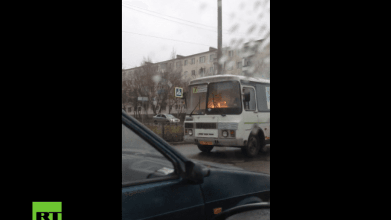 Russland: "I'm on the Highway to Hell" - Busfahrer fährt seelenruhig mit brennendem Bus weiter