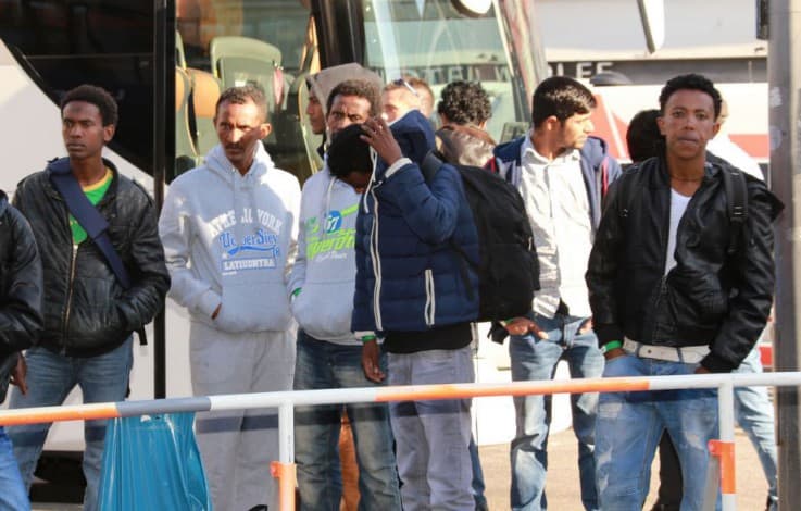 78 Migranten in zwei Lkw entdeckt