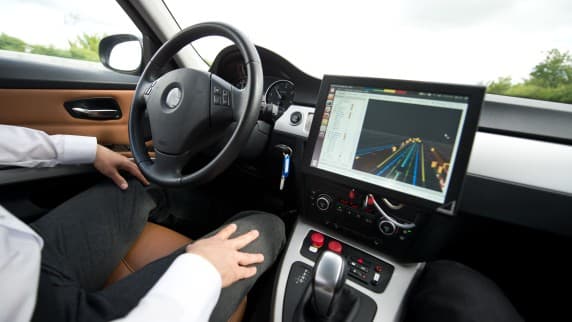 Forscher: Teilautomatisiertes Fahren steigert das Unfallrisiko