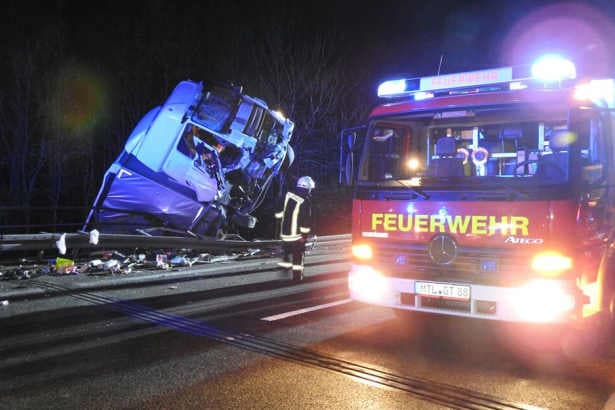 A14 gesperrt! Lkw hängt im Geländer der Muldentalbrücke