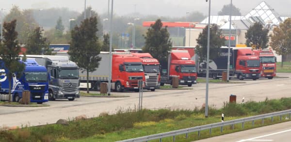 Lkw-Fahrer blutüberströmt auf Rastplatz gefunden