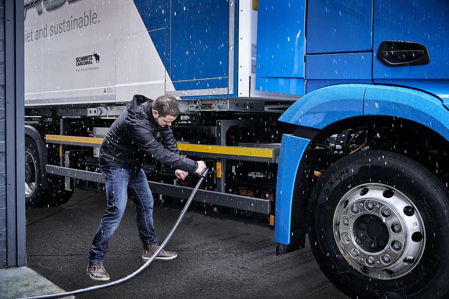 Daimlers Elektro-Brummi rollt in wenigen Wochen auf Schweizer Strassen