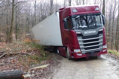Navi gefolgt: Lkw bleibt nachts im Deister stecken