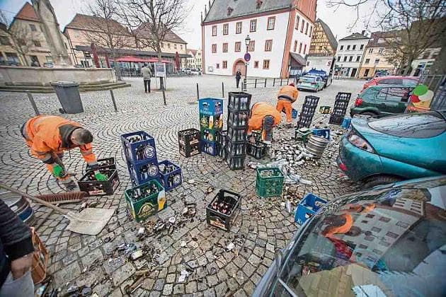 Ladung verloren: Leergut kippt auf den Marktplatz
