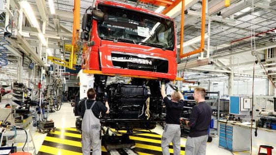 Lkw-Bauer MAN arbeitet in Steyr auf Volllast und stellt Mitarbeiter ein