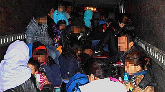 Schlepperbande ausgehoben - 111 Migranten in Lkw