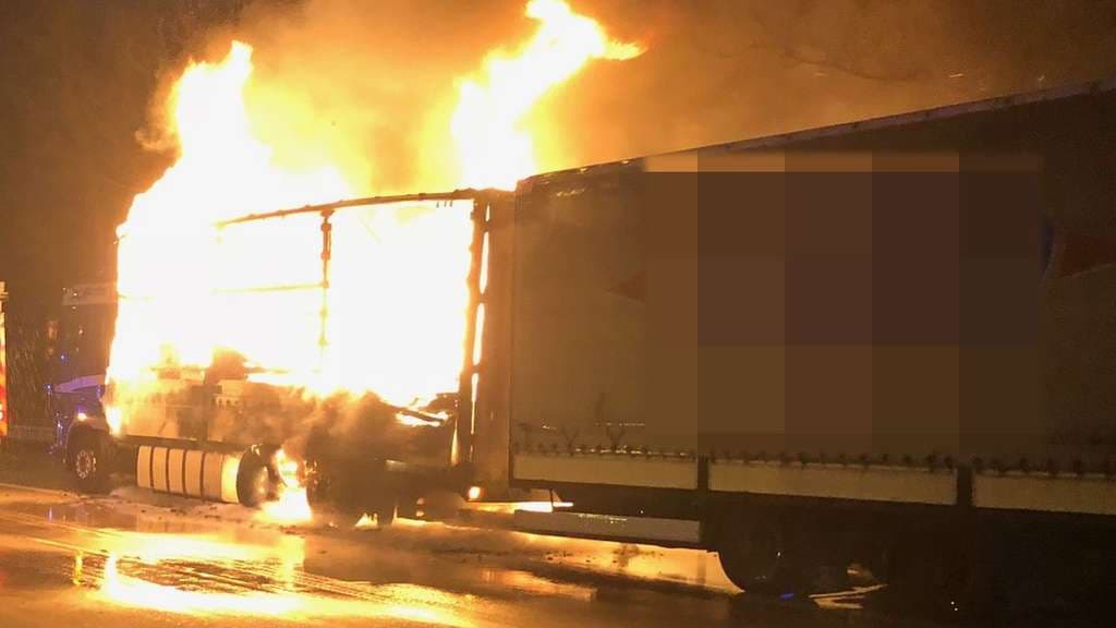 Lkw steht zwischen Brinkum und Arsten in Flammen