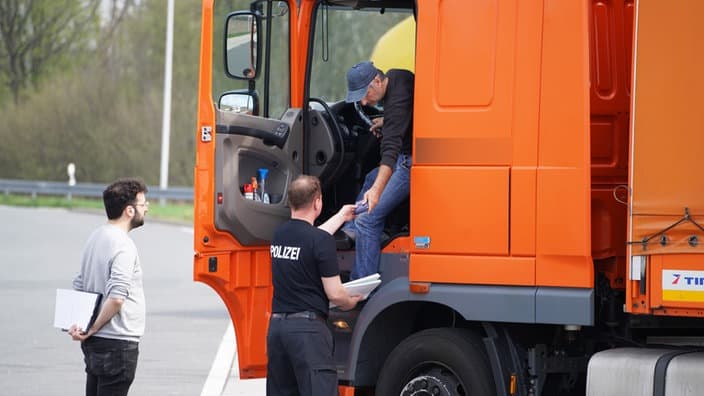 Polizei beanstandet jeden dritten LKW bei Kontrolle auf A43