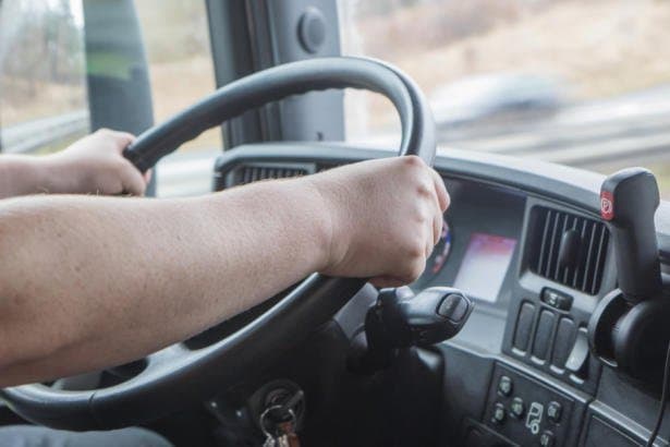 Pilotprojekt gestartet: Mehr Flüchtlinge sollen Lkw fahren!