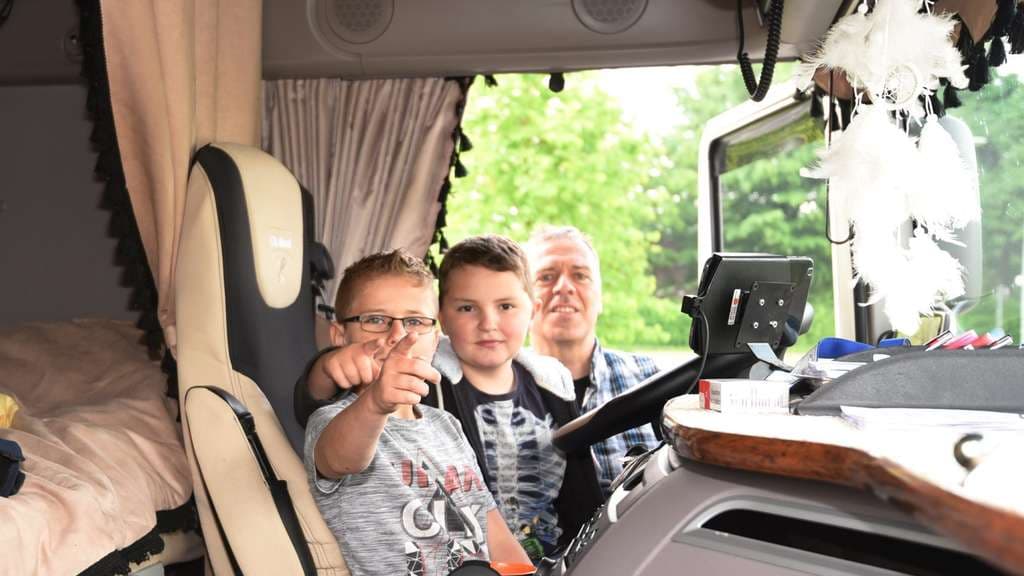 Fahrer kommt mit Truck zur Schule und erklärt "Toten Winkel"