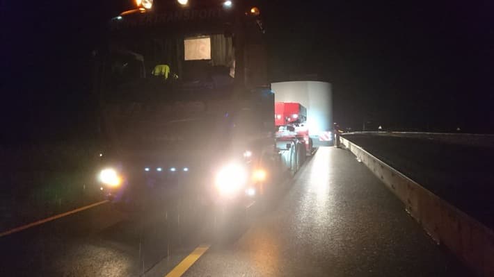 Schwertransporte legen Verkehr auf der Autobahn lahm