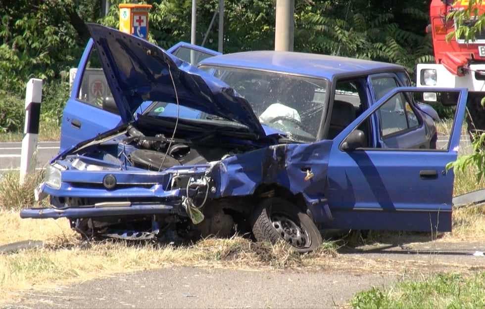Schlimmer Crash: Unfallzeugen ziehen junges Opfer aus seinem Wrack
