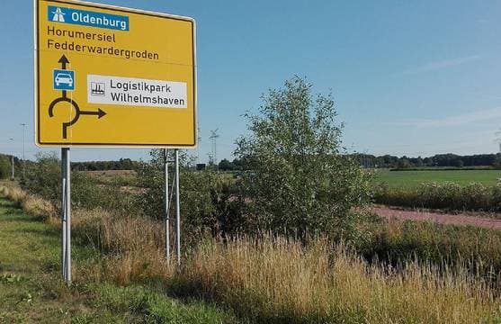 Warten auf die Lastwagen im Logistikpark