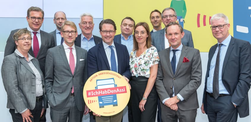 Scheuer wirbt mit Aufkleber für Lkw-Abbiegeassistenten