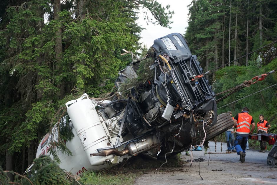 Zillertal: Lkw verselbstständigte sich und stürzte in Wald