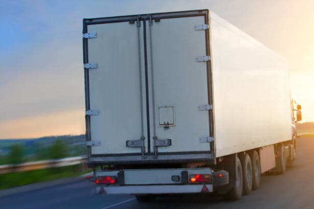 Klopfen im verschlossenen Anhänger: Ahnungsloser Brummi-Fahrer wird zum Schleuser