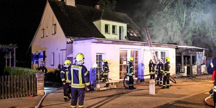 Imbiss und Wohnhaus in Flammen