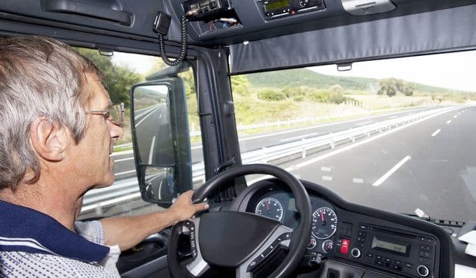 Lizenz zum Lenken: Bus- und Lkw-Fahrer müssen sich regelmäßig weiterbilden