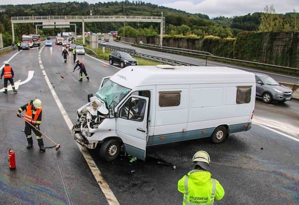 Kleintransporter krachte auf A21 in Sattelschlepper