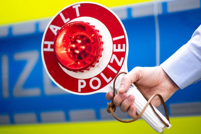 Schwertransport fährt sich fest