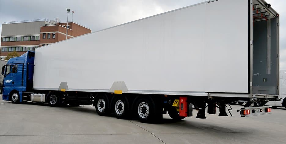 Lebensgefährliche Attacken Brückenteufel zerstört Lkw-Frontscheiben