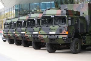 Logistik-LKWs an Bundeswehr übergeben