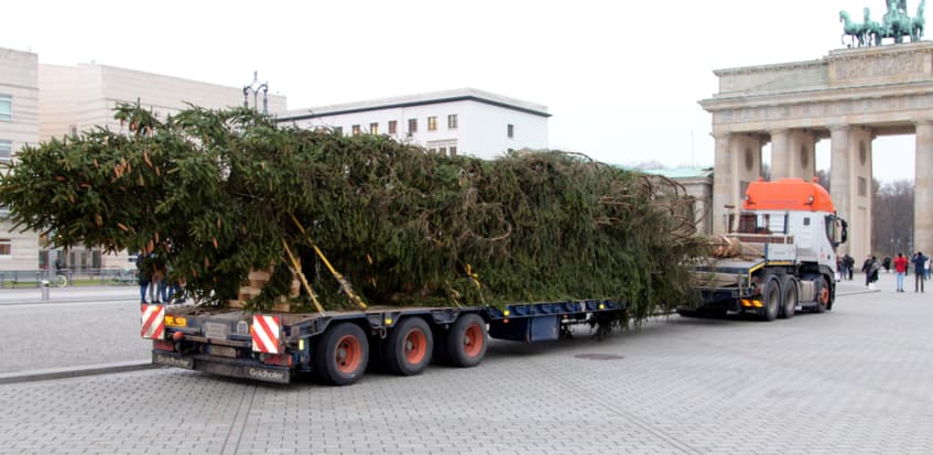 Am Rande: Weihnachtlicher Schwertransport