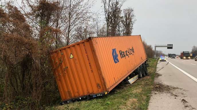 Fahrstreifen gesperrt: Lkw-Fahrer verliert Anhänger auf A5