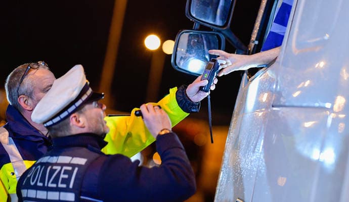 Alkohol auf der Autobahn - Polizei kontrolliert Hunderte Trucker