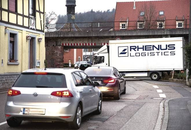 Wenn der Lastwagen-Fahrer weiß, wie hoch sein Gefährt ist