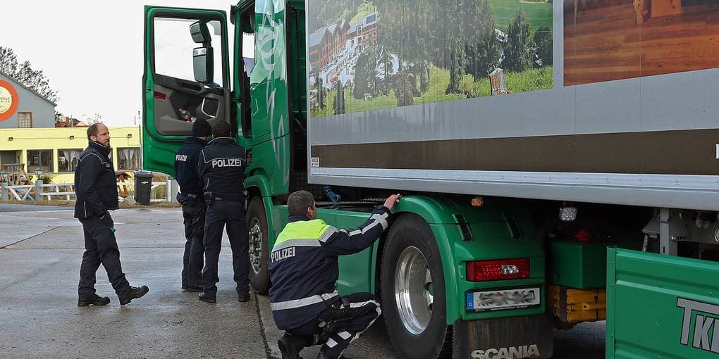 Durchfahrtsverbot auf der B9: Sieben Brummi-Fahrer erwischt