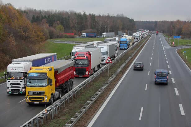 Immer wieder Ärger auf der A4: Lkw-Fahrer ignorieren Überholverbot